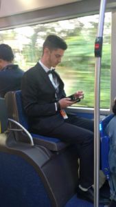 Sette del mattino in autobus, questo è vestito così